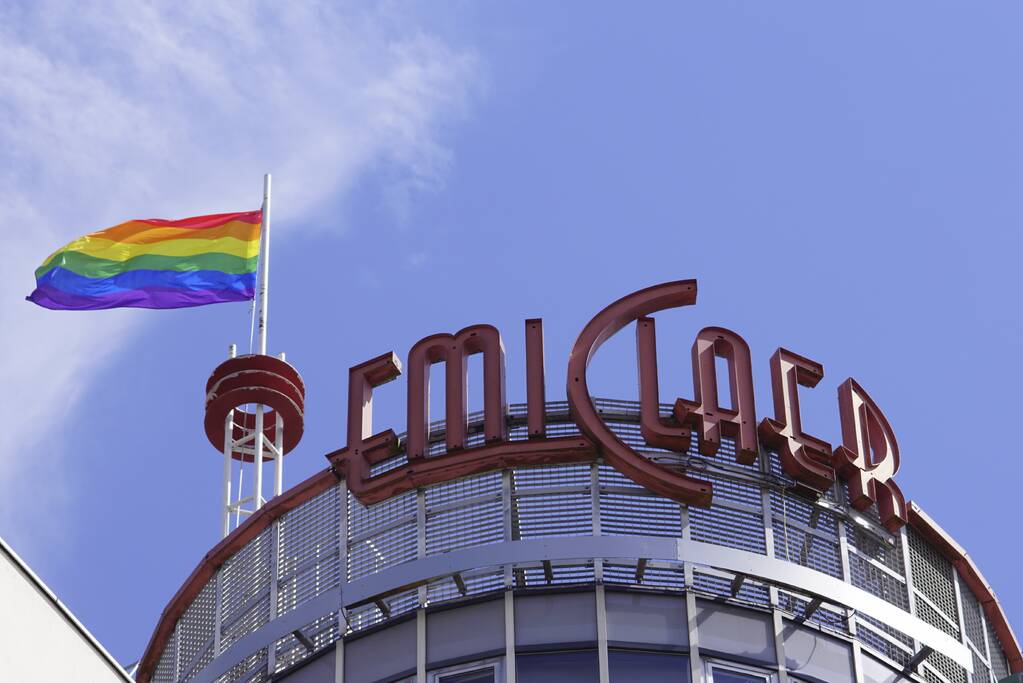 Winkelcentrum Emiclaer hijst regenboogvlag