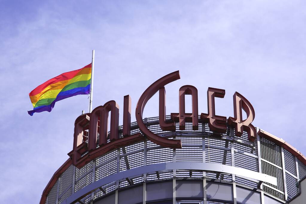 Winkelcentrum Emiclaer hijst regenboogvlag