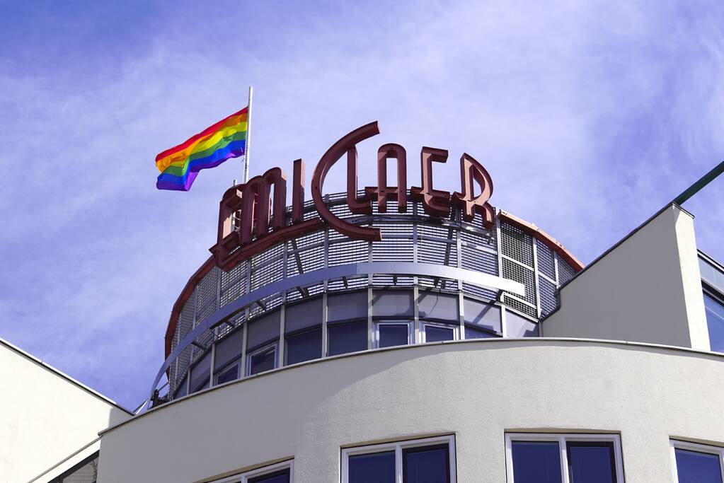 Winkelcentrum Emiclaer hijst regenboogvlag