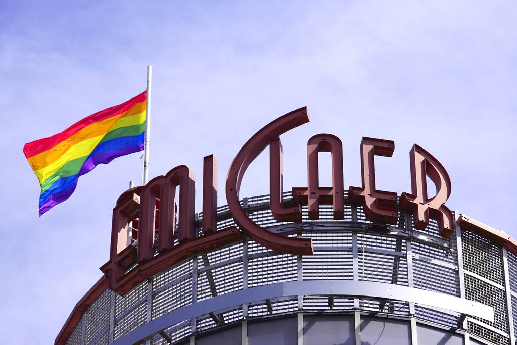 Winkelcentrum Emiclaer hijst regenboogvlag