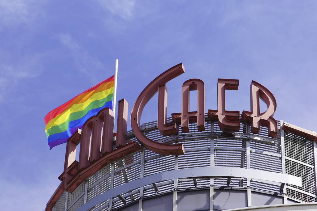 Winkelcentrum Emiclaer hijst regenboogvlag
