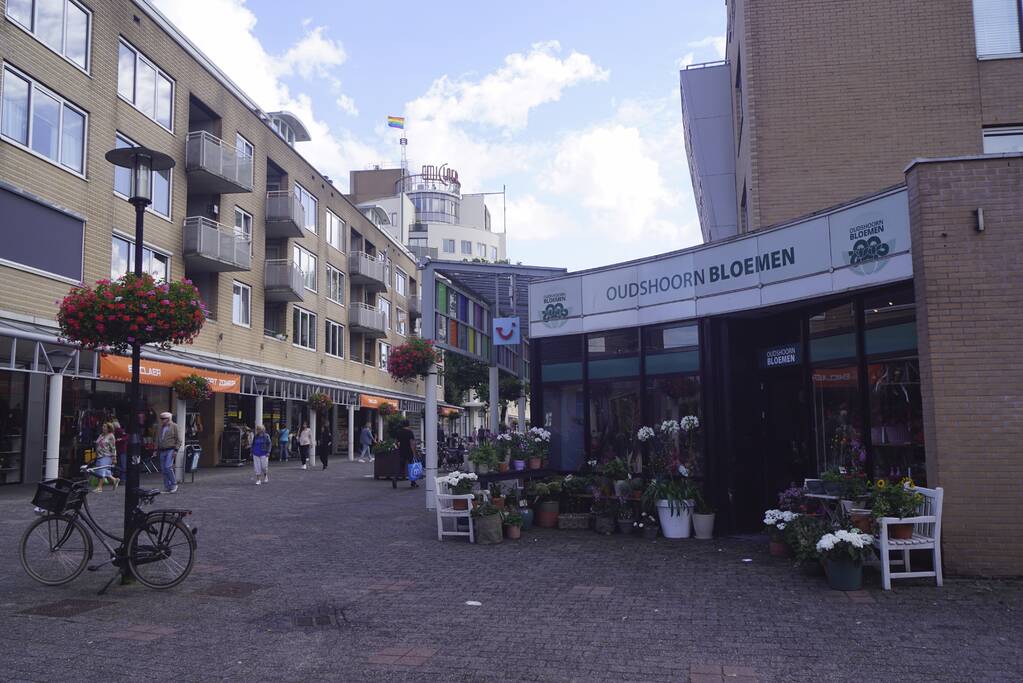 Winkelcentrum Emiclaer hijst regenboogvlag