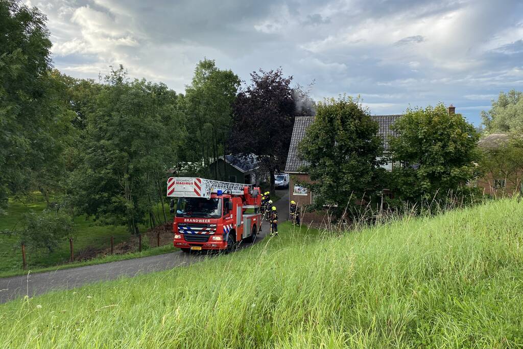 Rook uit schoorsteen van woning