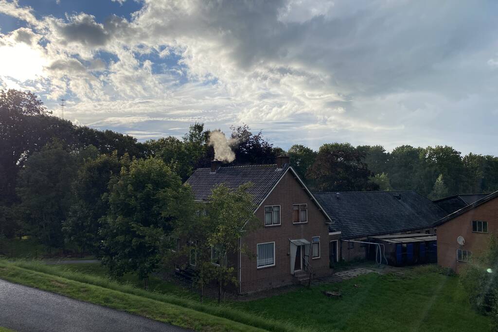 Rook uit schoorsteen van woning