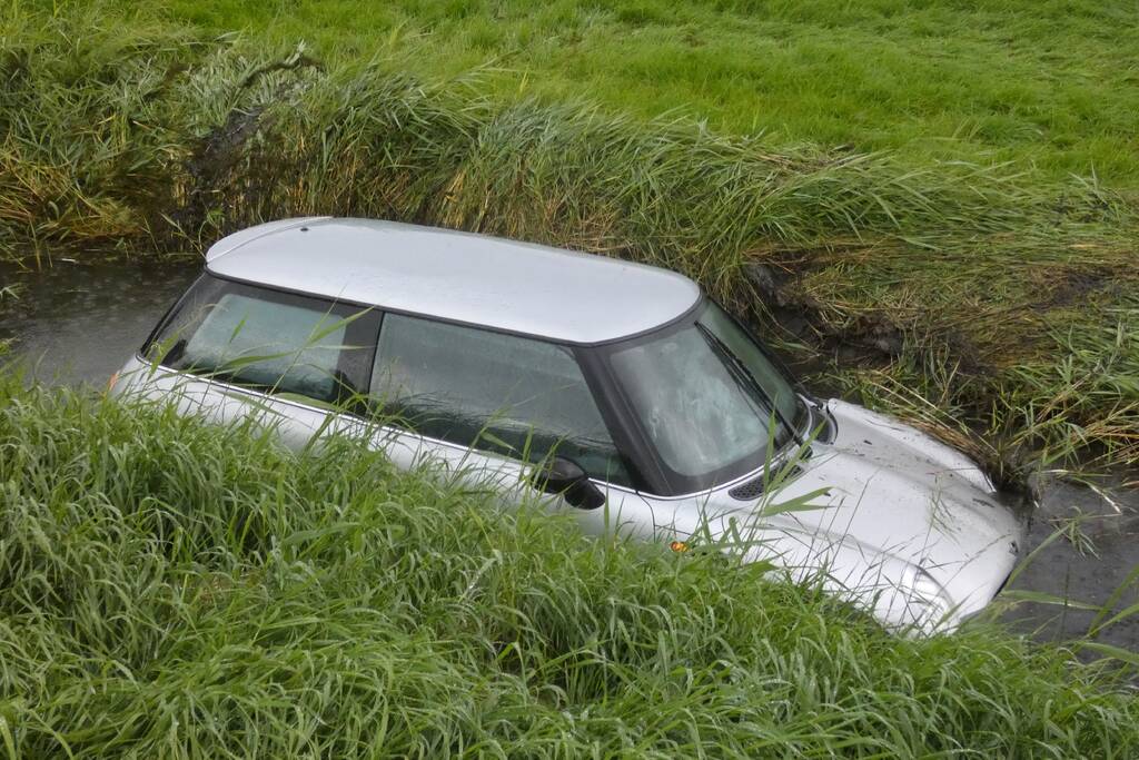 Auto belandt in sloot