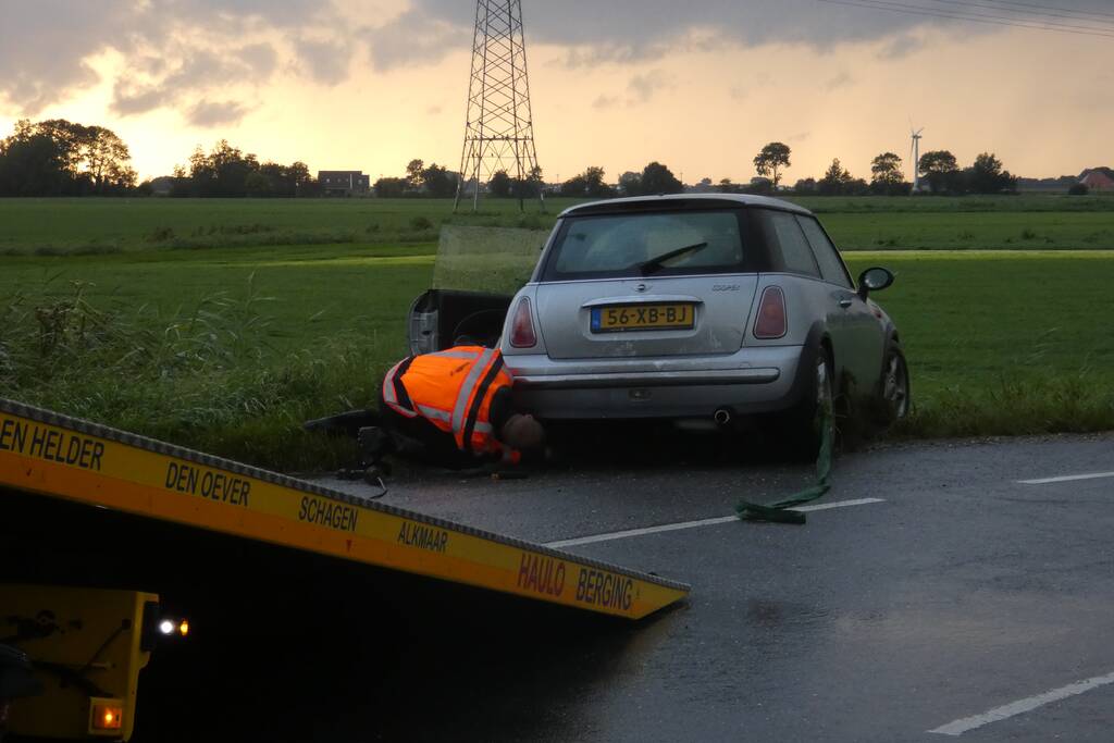 Auto belandt in sloot