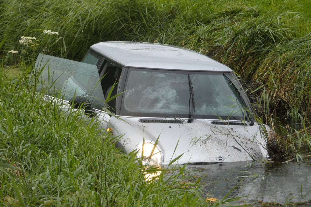 Auto belandt in sloot