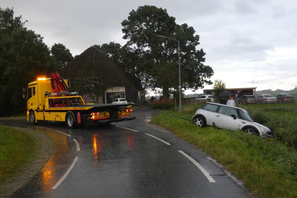 Auto belandt in sloot