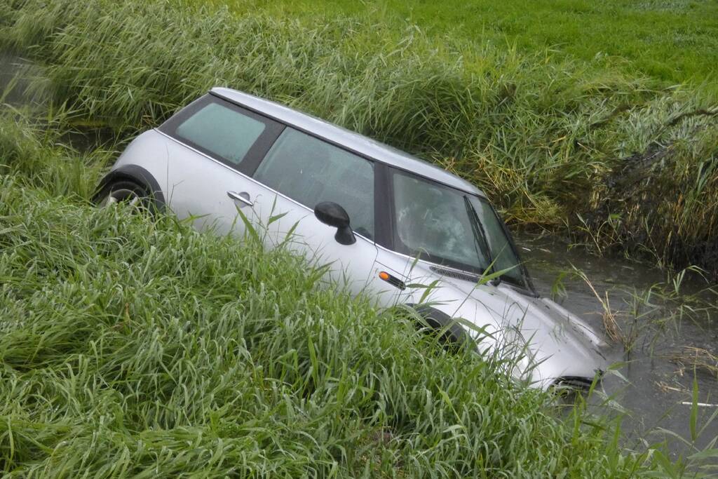 Auto belandt in sloot
