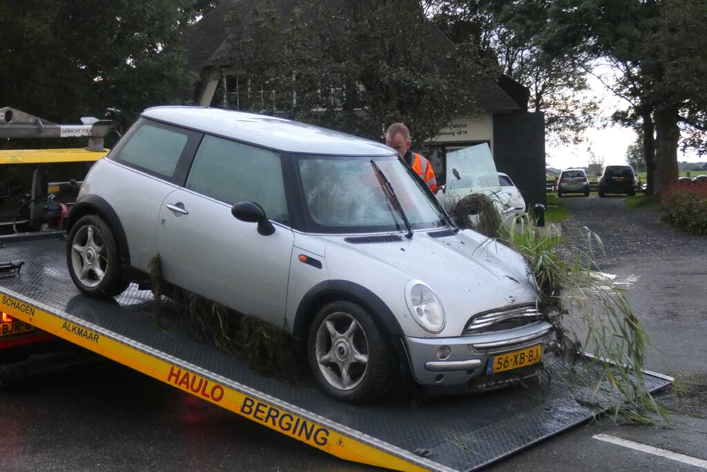 Auto belandt in sloot
