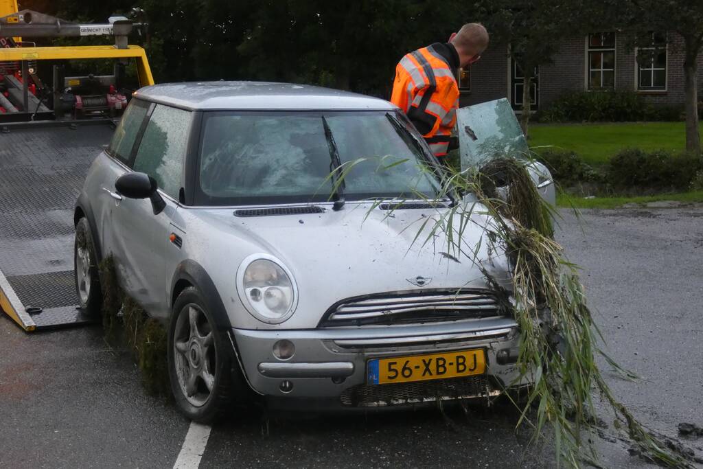 Auto belandt in sloot