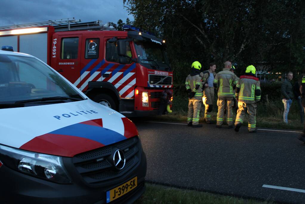 Omstanders blussen beginnende brand in auto