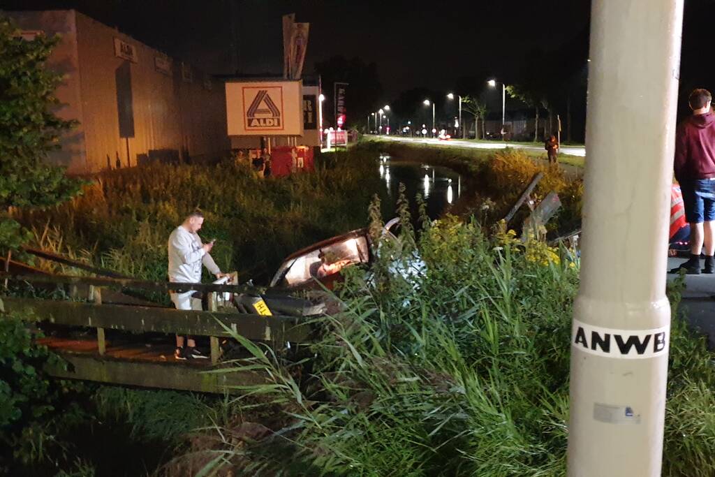 Bestuurder belandt met auto bijna in sloot