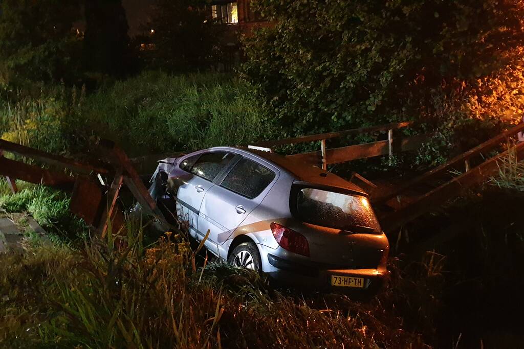 Bestuurder belandt met auto bijna in sloot