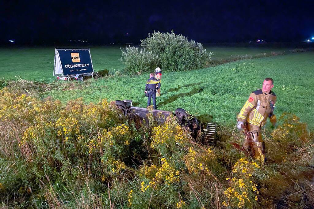 Twee voertuigen raken van de weg