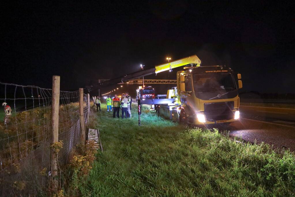 Twee voertuigen raken van de weg