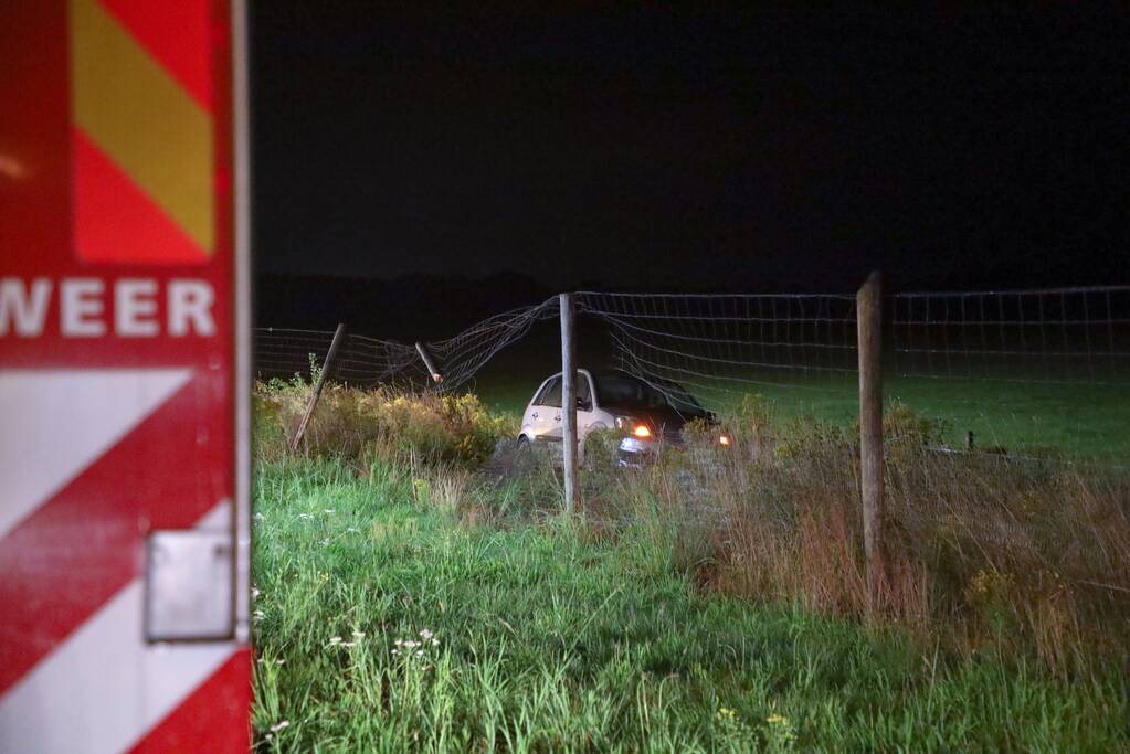 Twee voertuigen raken van de weg