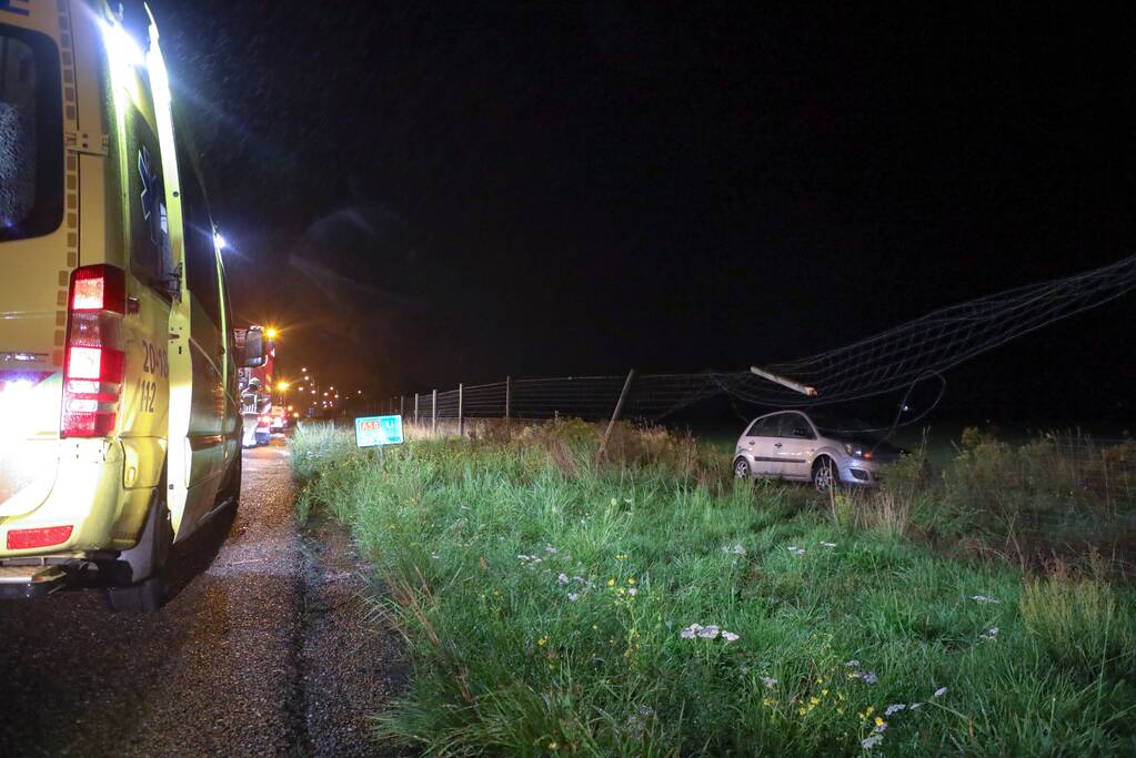 Twee voertuigen raken van de weg