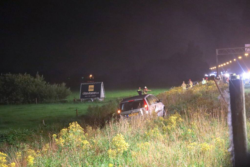 Twee voertuigen raken van de weg
