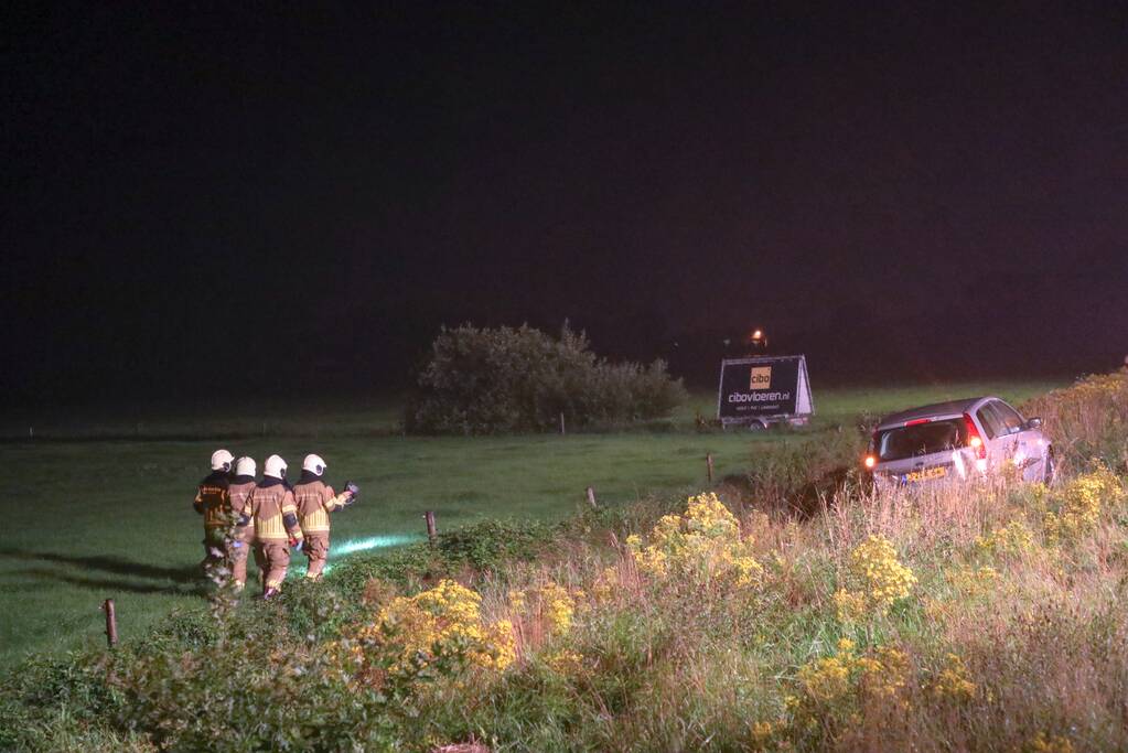 Twee voertuigen raken van de weg