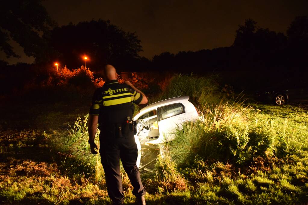 Auto belandt te water