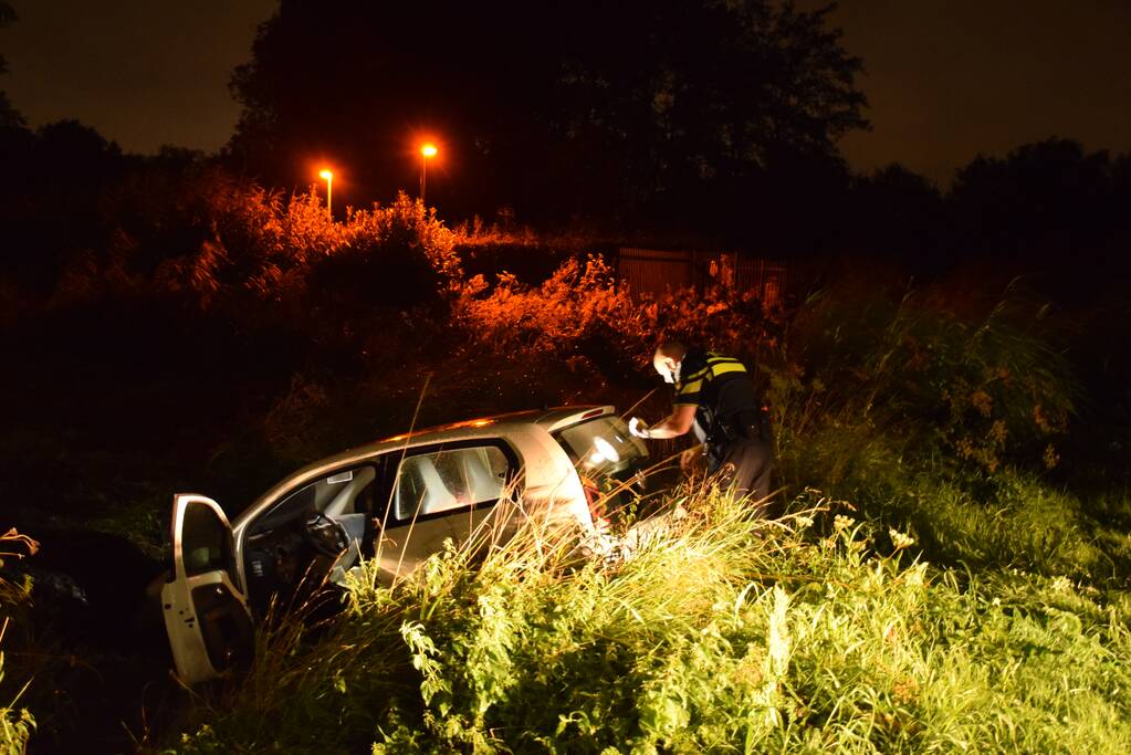 Auto belandt te water