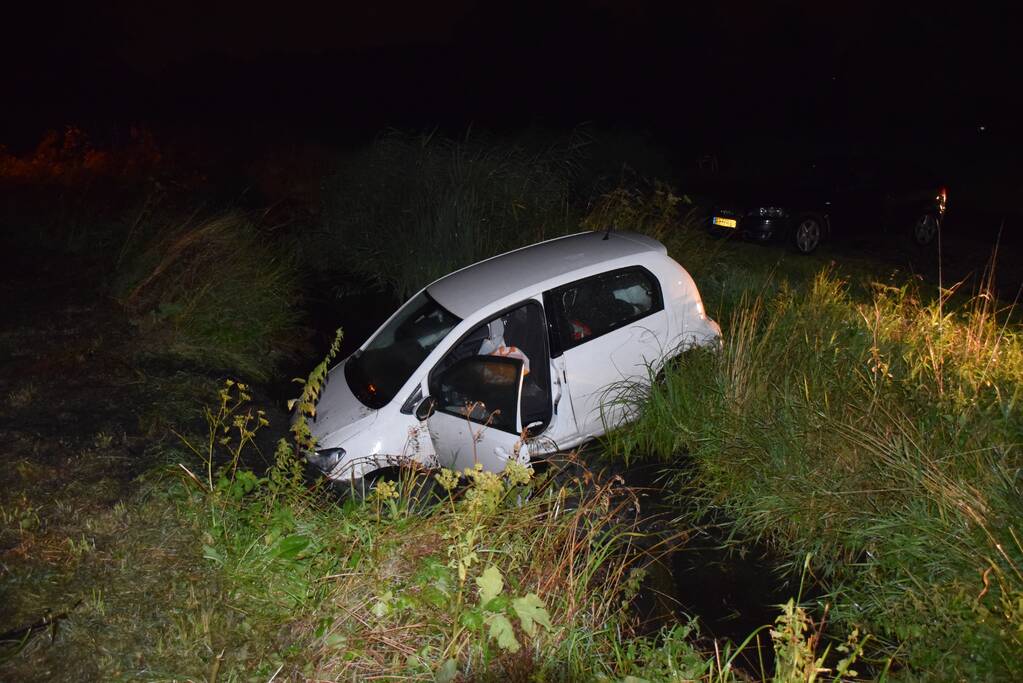 Auto belandt te water