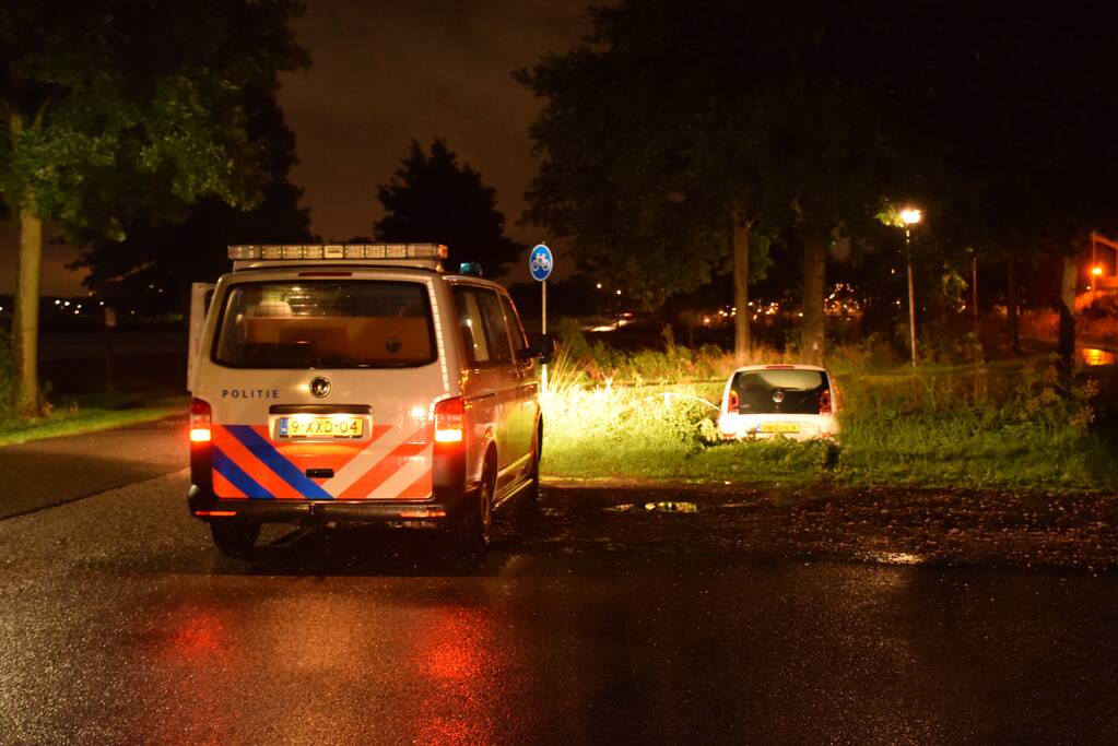 Auto belandt te water