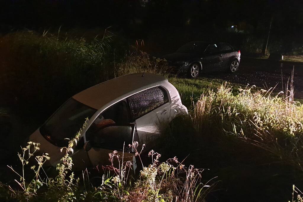 Auto belandt te water