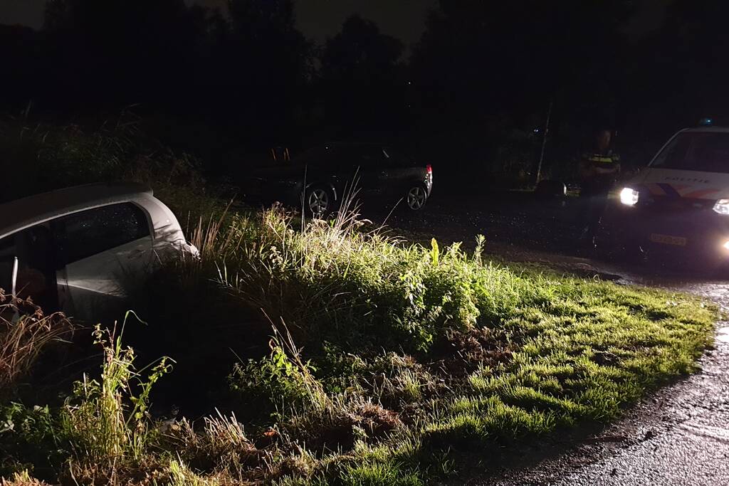 Auto belandt te water