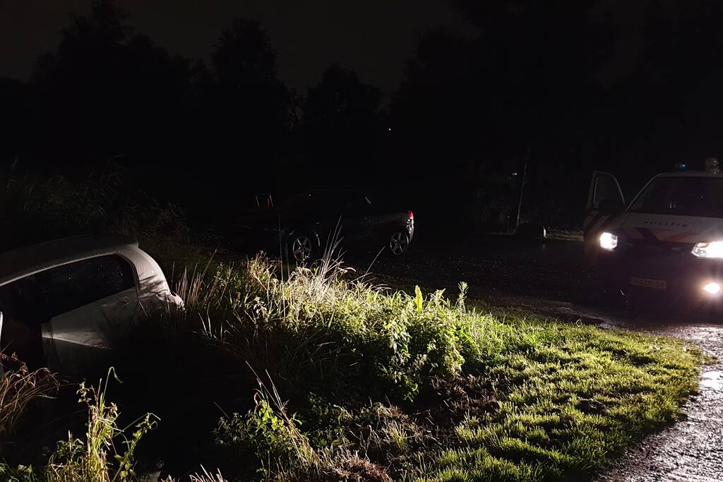 Auto belandt te water