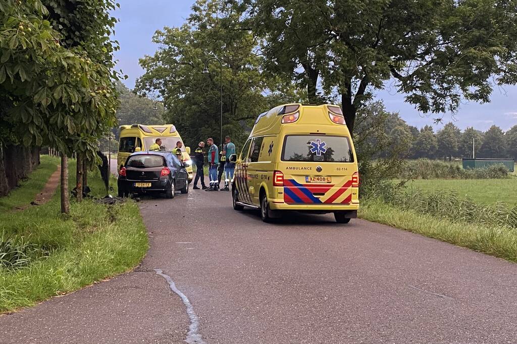 Auto raakt van de weg botst op boom