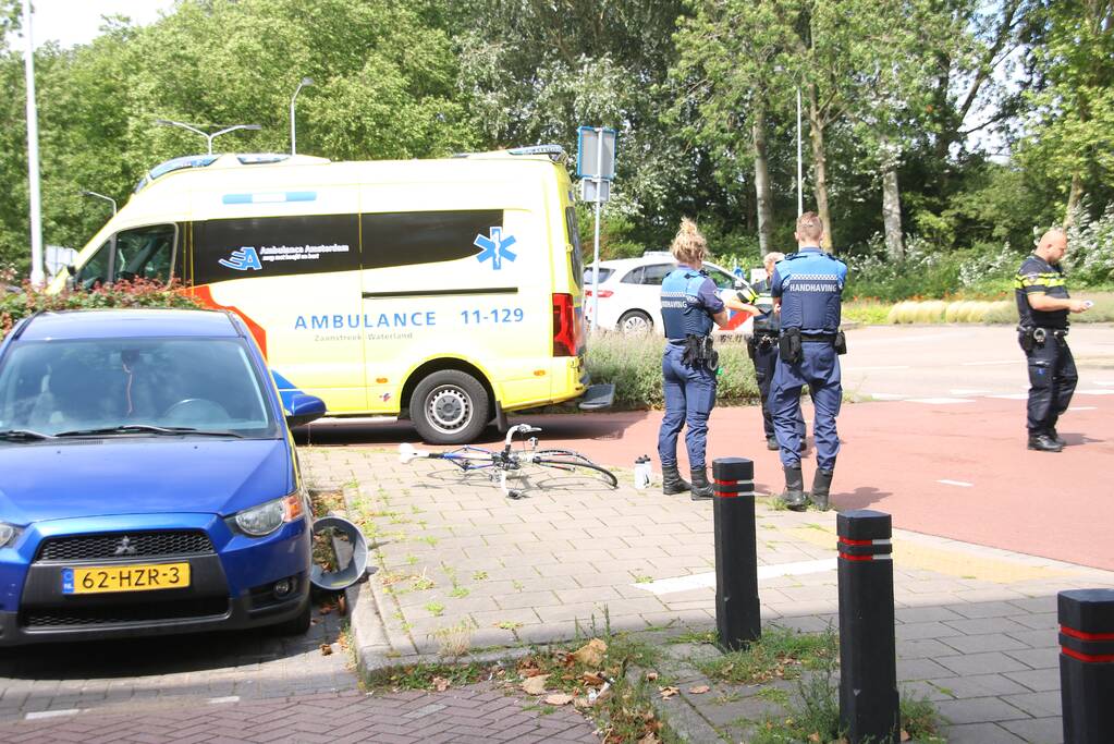Wielrenner gewond door botsing met personenauto