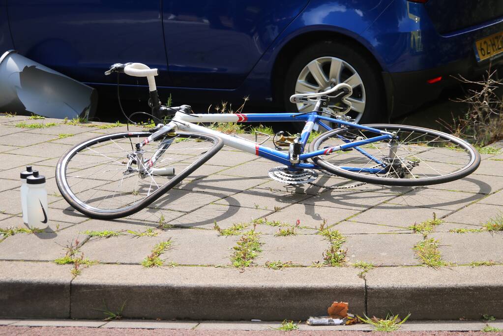 Wielrenner gewond door botsing met personenauto