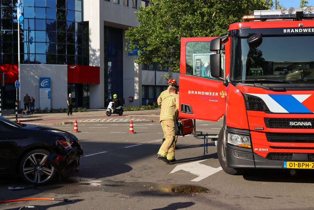 Flinke schade bij aanrijding tussen twee auto's