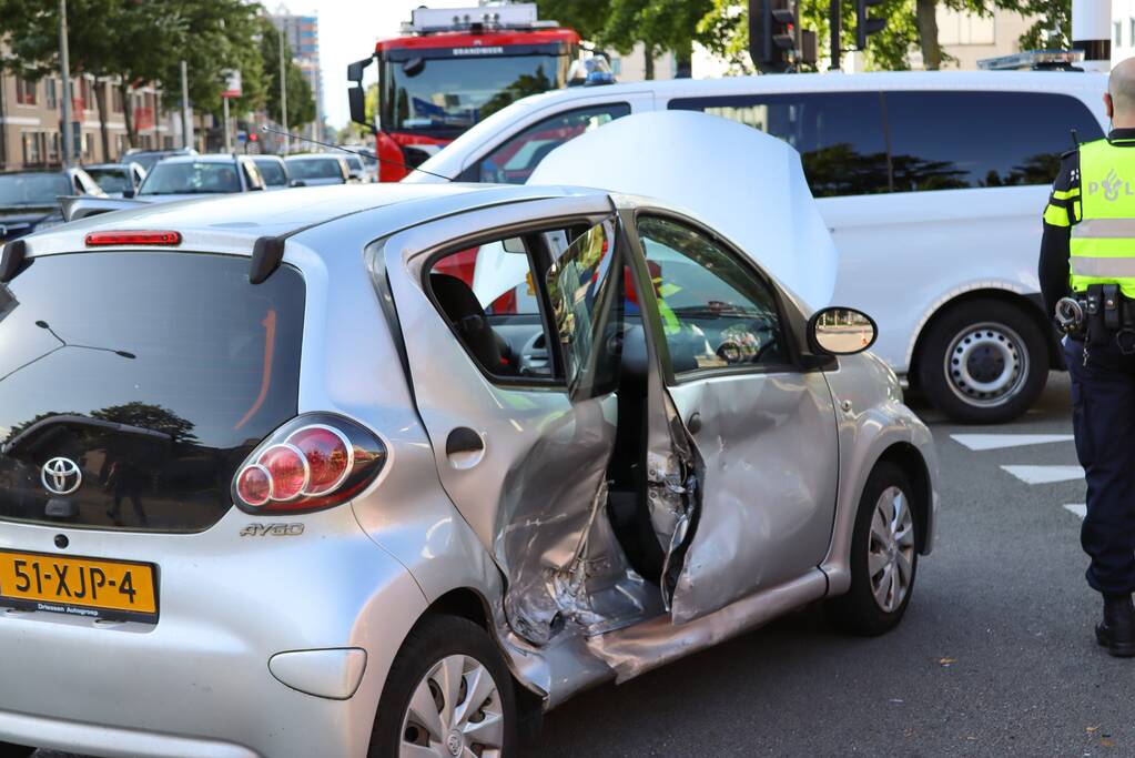Flinke schade bij aanrijding tussen twee auto's