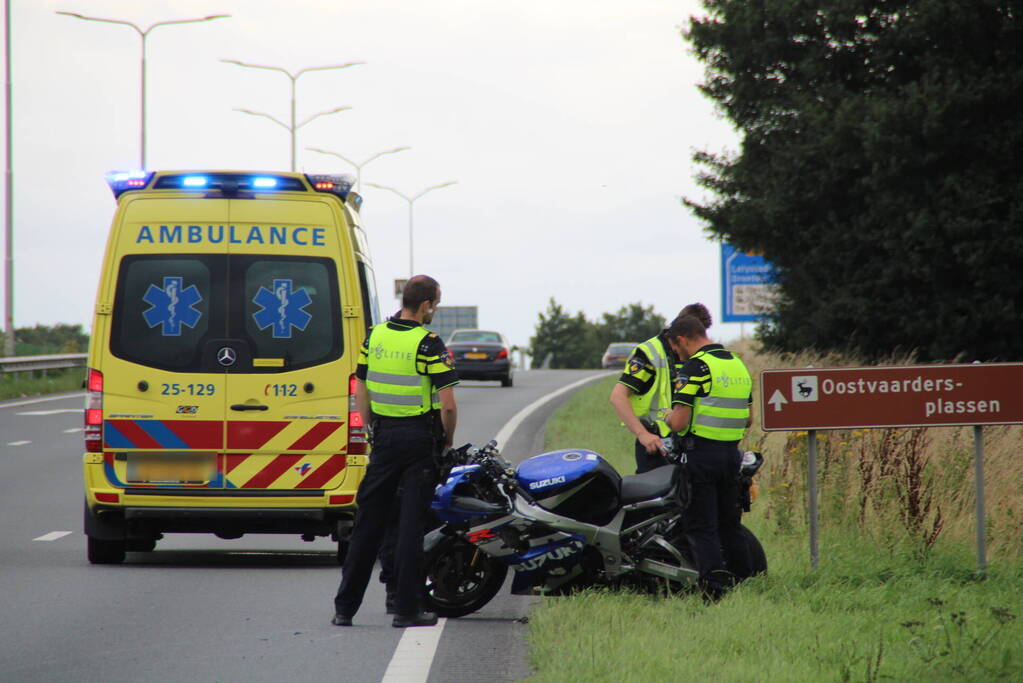 Motorrijder gaat onderuit