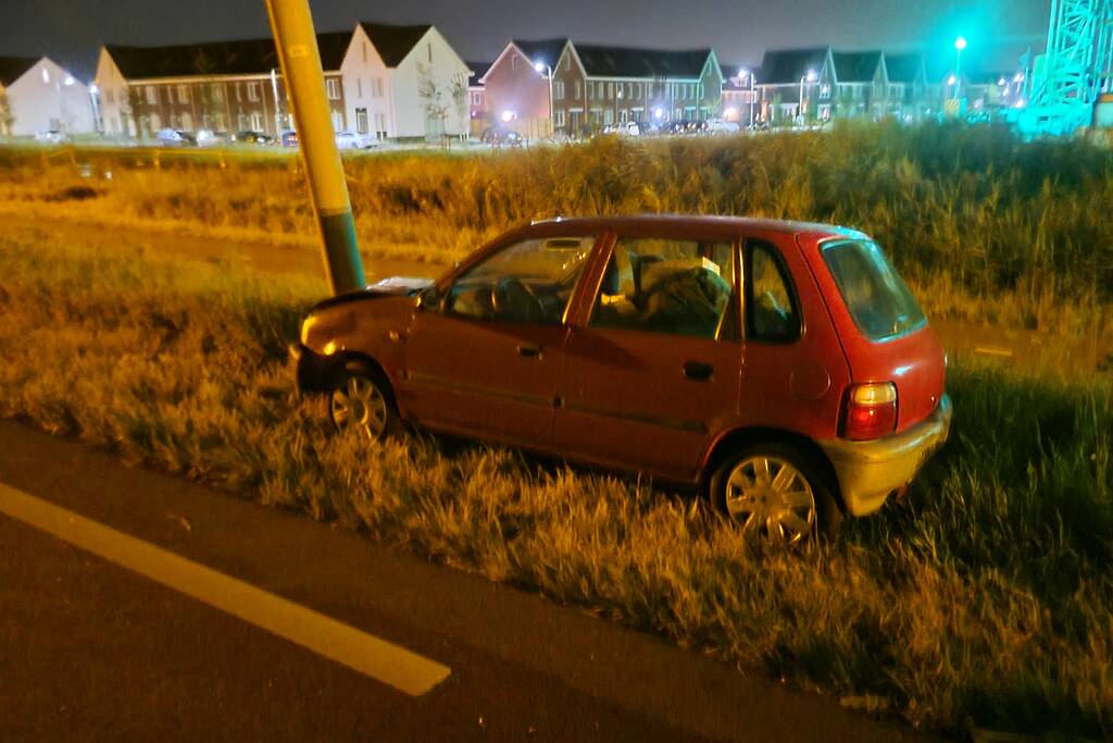 Auto eindigt tegen lantaarnpaal