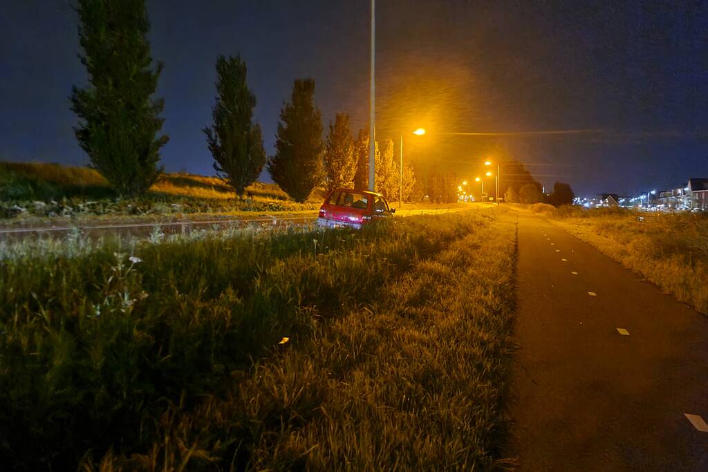 Auto eindigt tegen lantaarnpaal