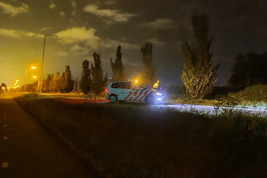 Auto eindigt tegen lantaarnpaal