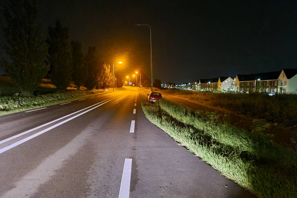 Auto eindigt tegen lantaarnpaal
