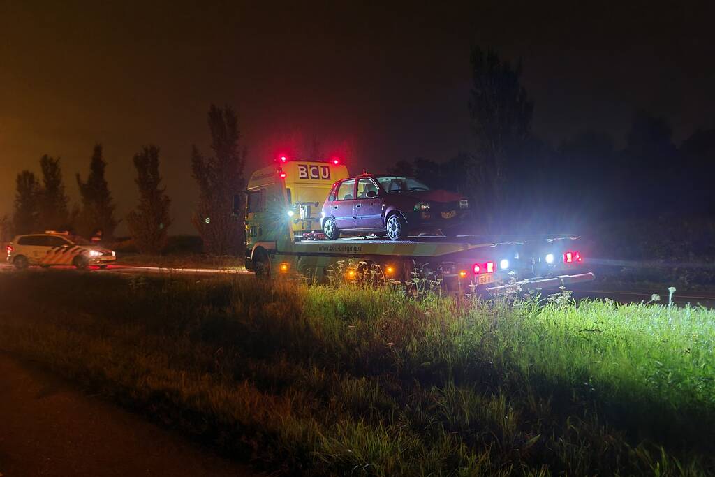 Auto eindigt tegen lantaarnpaal
