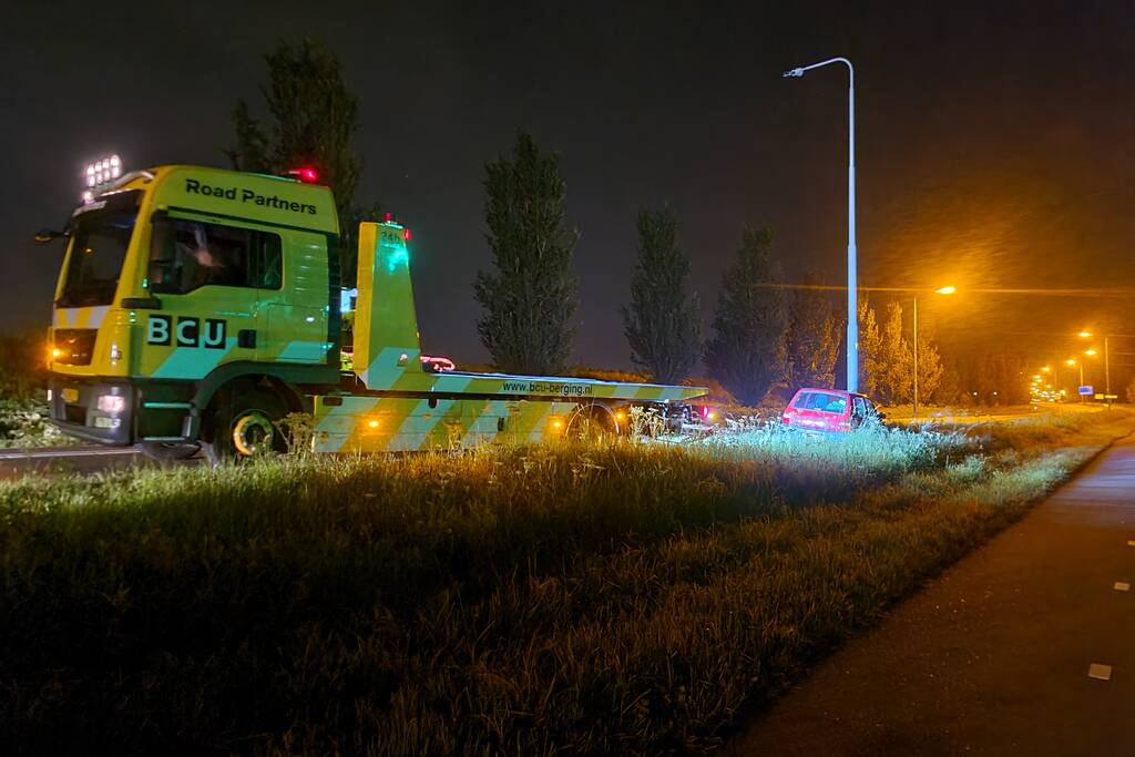 Auto eindigt tegen lantaarnpaal