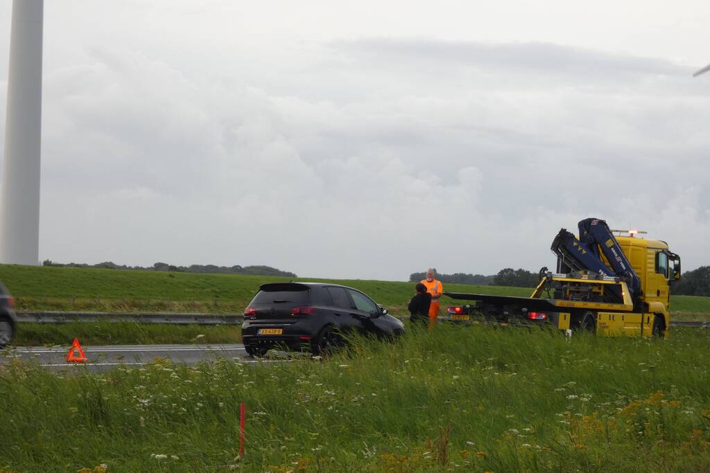 Auto verliest voorwiel tijdens het rijden