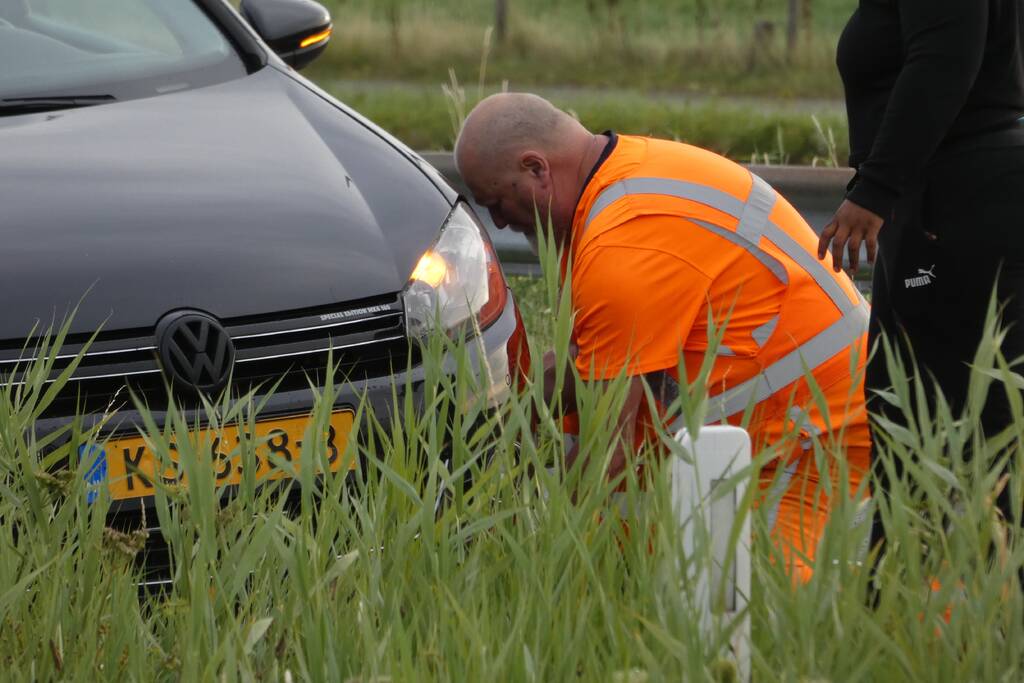 Auto verliest voorwiel tijdens het rijden