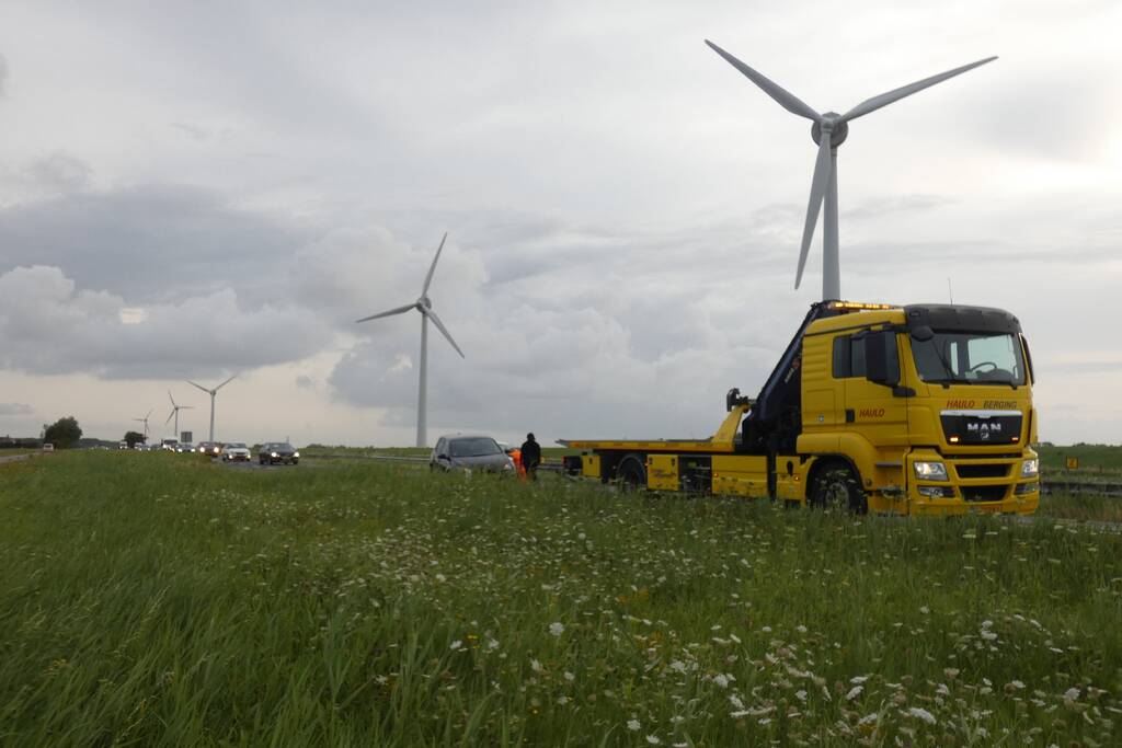 Auto verliest voorwiel tijdens het rijden