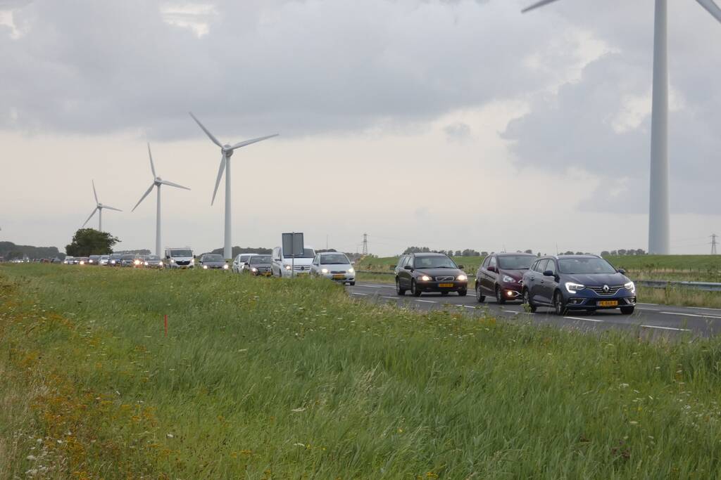 Auto verliest voorwiel tijdens het rijden
