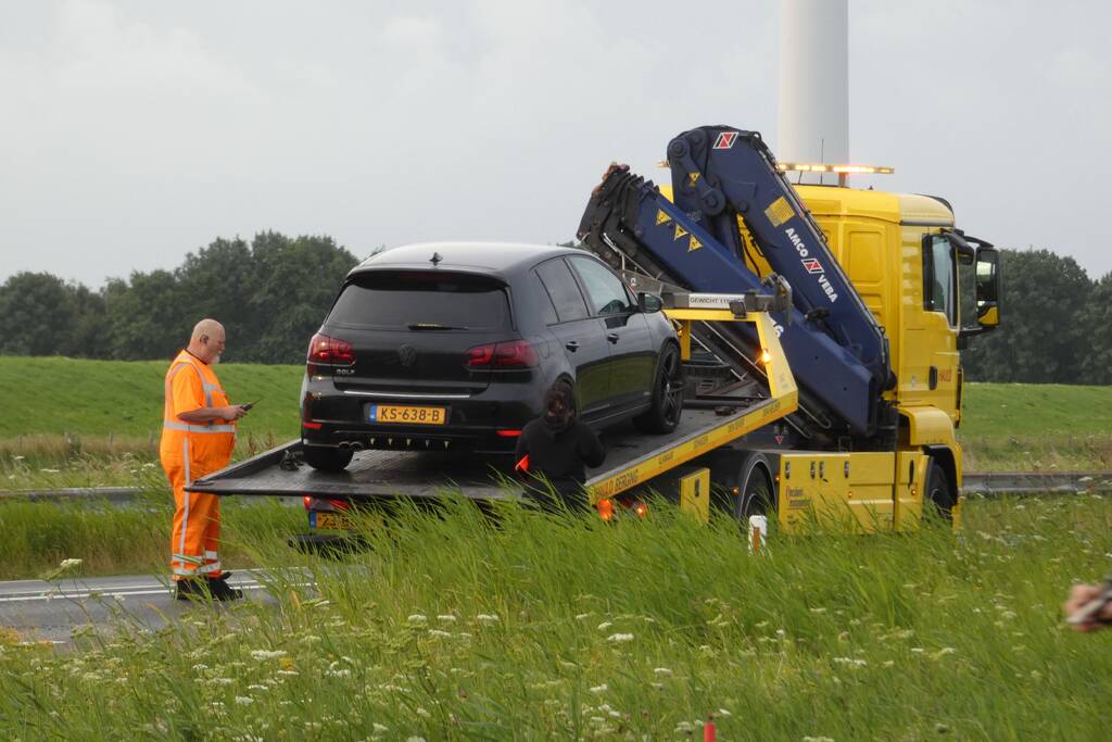 Auto verliest voorwiel tijdens het rijden