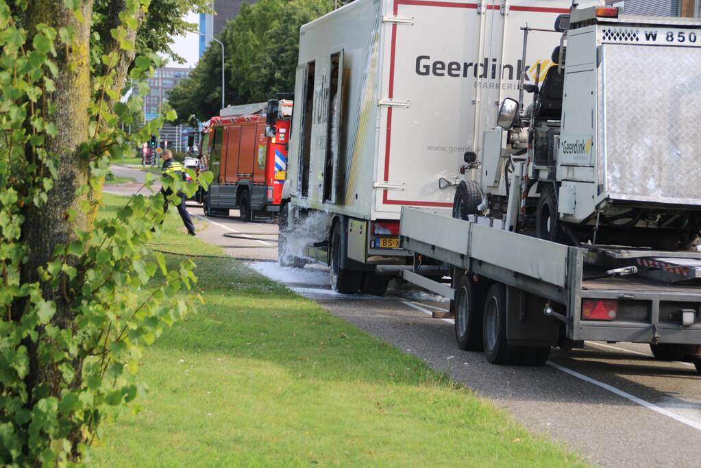 Brand onder vrachtwagen snel geblust