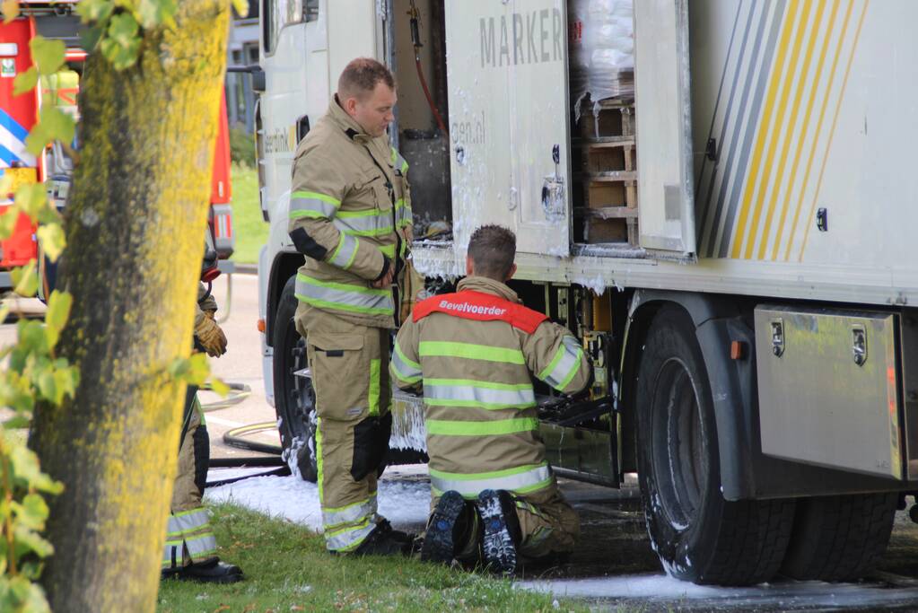 Brand onder vrachtwagen snel geblust